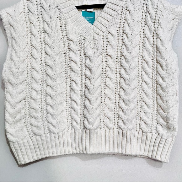 NWT H&M Thick Cable Knit V-Neckline Relaxed Fit Sweater Vest in Soft White - Picture 4 of 16
